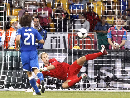 Người Anh chắc chắn vẫn nhớ như in cú “xúc thìa” này của Pirlo