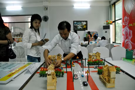 Phong trào tự làm đồ dùng dạy học được các thầy, cô giáo hưởng ứng. Trong ảnh: Hội thi làm đồ dùng dạy học cấp THCS được Sở GD-ĐT tổ chức 2 năm/lần. Ảnh: Cẩm Nang