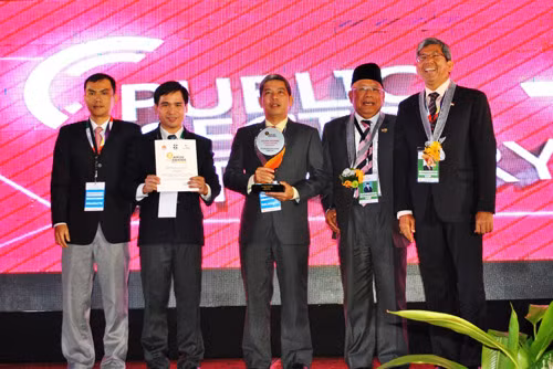 Đại diện FPT IS (giữa) nhận giải Bạc cho sản phẩm FPT.eGov.