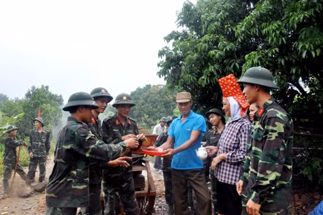 Phút giải lao ấm tình quân dân.