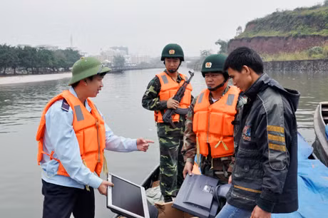 Đội Kiểm soát liên hợp Vàng Lầy (phường Trần Phú, TP Móng Cái) kiểm tra phương tiện vận chuyển hàng hoá trên sông biên giới.