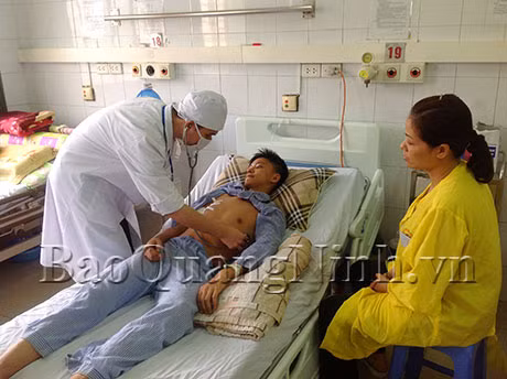 Em Phạm Minh Tuấn đang được điều trị tại Bệnh viện đa khoa tỉnh.