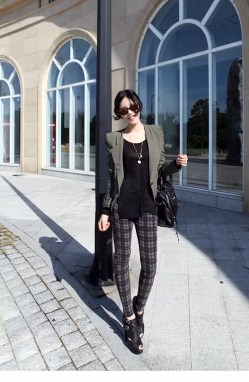Mạnh mẽ, phủi bụi nhưng không kém phần thanh lịch với blazer + quần caro theo tone màu tối, trầm. 
