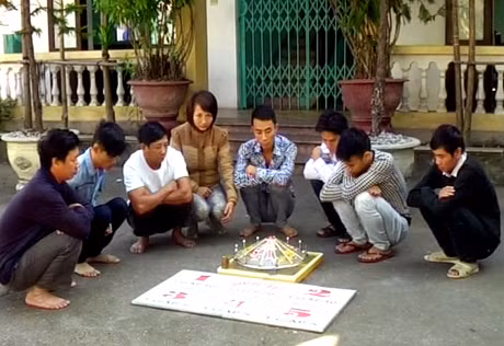 Các đối tượng tổ chức đánh bạc bị bắt giữ.