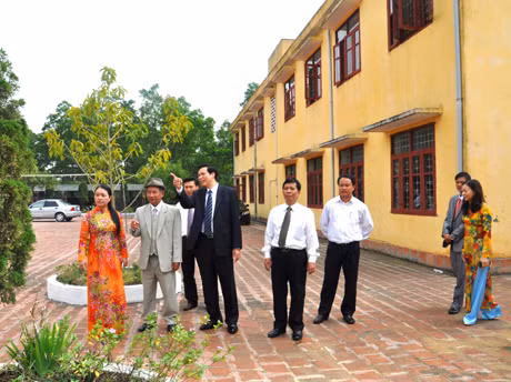Đồng chí Nguyễn Đức Long, Phó Bí thư tỉnh uỷ, Chủ tịch HĐND tỉnh thăm khu tập thể giáo viên của Trường THPT Nguyễn Bỉnh Khiêm (TP Hạ Long)
