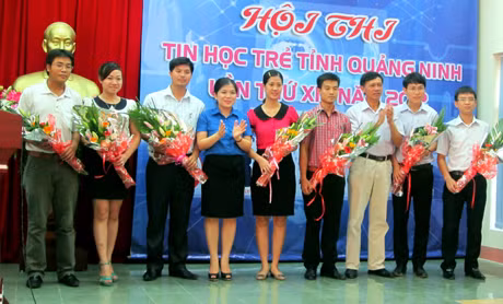 Lãnh đạo Tỉnh Đoàn trao giấy khen cho các thí sinh đoạt giải cao tại Hội thi Tin học trẻ tỉnh Quảng Ninh lần thứ XIII, năm 2012.