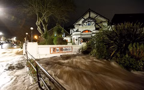 Nước lũ tràn vào các ngôi nhà ở Newlyn, Cornwall tối 24/11. Ảnh: SWNS