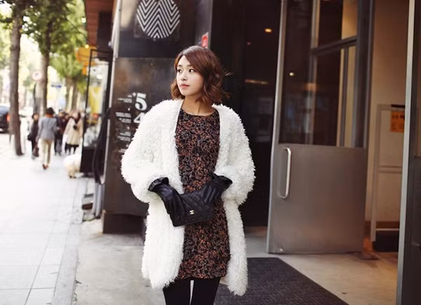 Nhưng chỉ cần thay bằng áo khoác lông là bạn đã trở thành một quý cô xinh đẹp, quý phái rồi.