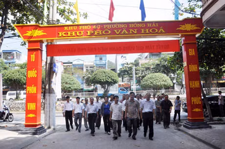 Các đại biểu, nhân dân khu phố thăm quan công trình cổng chào khu văn hoá 4C