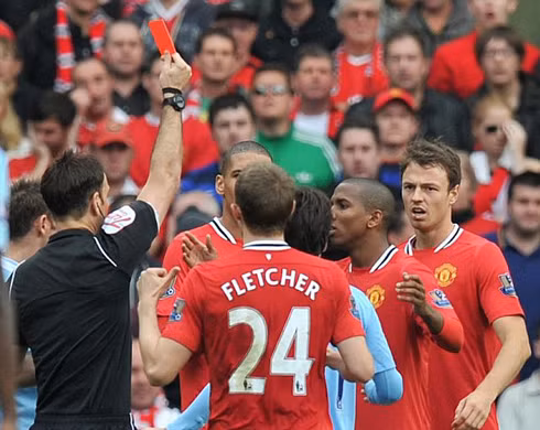 Nhìn lại những khoảnh khắc đau đớn trong trận derby của MU: đầu tiên là tấm thẻ đỏ của Evans.