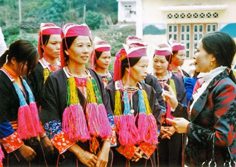Phụ nữ xã Yên Than, huyện Tiên Yên đang được tuyên truyền, phổ biến kiến thức pháp luật. Ảnh: Hoàng Lan