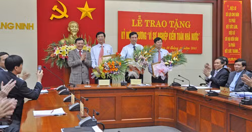 Tổng Kiểm toán Nhà nước Đinh Tiến Dũng trao kỷ niệm chương cho các đồng chí cán bộ lãnh đạo tỉnh đã có công lao đóng góp cho xây dựng và phát triển Kiểm toán Nhà nước
