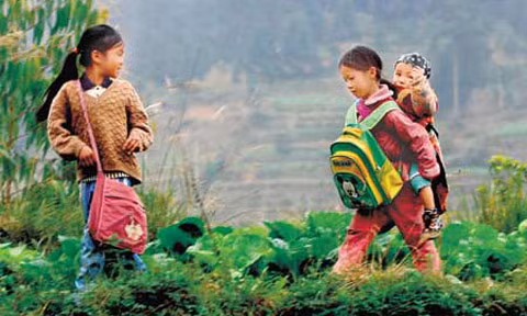 Hai chị em trên hành trình đến trường (Ảnh: Beijing Times)