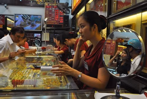 Giá vàng giảm hơn 300.000 đồng mỗi lượng sáng nay. Ảnh: TB