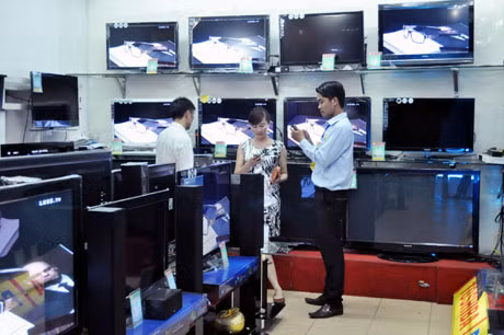 Những tháng cuối năm, nhu cầu vay vốn ngân hàng để kinh doanh là rất cao. Trong ảnh: Khách mua hàng tại Công ty Điện tử Dũng Vân (Hạ Long).