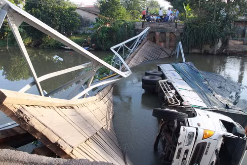 Theo nhiều người dân phản ánh, do cầu có chiều dài hơn 21m nhưng không có trụ đỡ nên rất yếu - Ảnh: M.Thuận