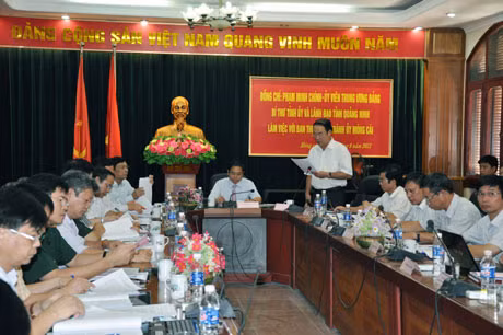 Lãnh đạo TP Móng Cái báo cáo với đồng chí Bí thư Tỉnh uỷ về tình hình thực hiện nhiệm vụ năm 2011.