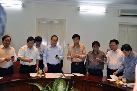 Phó Thủ tướng Nguyễn Thiện Nhân và các đại biểu nhắn tin tới tới tổng đài 147 để bình chọn cho Vịnh Hạ Long.