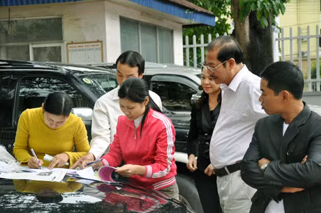 Các doanh nhân quyên góp ủng hộ em Ngọc ngay tại khuôn viên Bệnh viện Đa khoa Cẩm Phả.