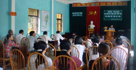 Cán bộ Trung tâm DS-KHHGĐ huyện Hoành Bồ tập huấn về mô hình giảm thiểu mất cân bằng giới tính khi sinh cho cán bộ cấp xã.