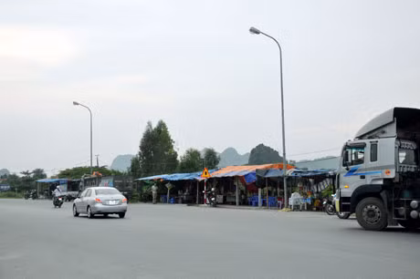 Những “quán cóc” nằm cạnh QL10 gây mất ATGT.