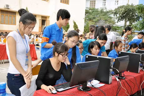 Sinh viên, học sinh Trường Cao đẳng Y tế Quảng Ninh bầu chọn cho Vịnh Hạ Long.