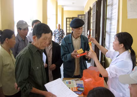 Cán bộ Trạm y tế xã Đại Thành (Tiên Yên) phát thuốc miễn phí cho đối tượng chính sách.