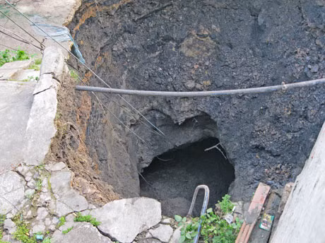 Hố sụt lần này rất sâu, không nhìn thấy đáy đâu
