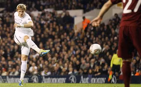 Pavlyuchenko với cú sút phạt tuyệt đẹp ăn bàn.