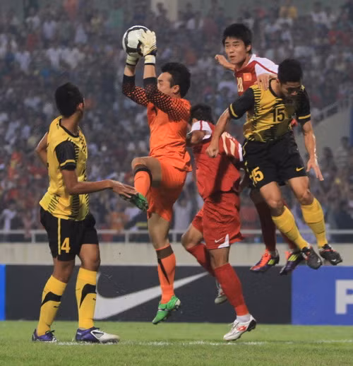 Một pha uy hiếp khung thành U23 Malaysia của các cầu thủ U23 VN - Ảnh Trần Uy Vũ