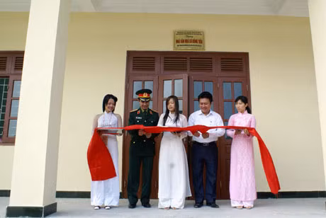 Lãnh đạo Bộ Chỉ huy quân sự tỉnh và huyện CôTô cắt băng khánh thành công trình Nhà văn hoá xã Đồng Tiến do Bộ CHQS tỉnh xây tặng thông qua chương trình trợ giúp xã nghèo. Ảnh: đỗ đạt (Bộ CHQS tỉnh)