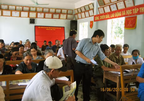 Cán bộ Trung tâm TGPL Nhà nước tỉnh thực hiện trợ giúp lưu động tại xã Hạ Long (Vân Đồn).