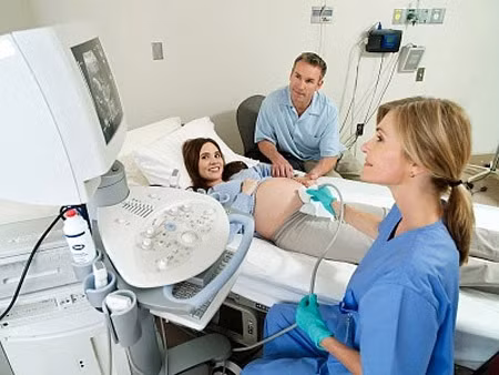 Siêu âm không hề gây hại cho cả mẹ bầu và thai nhi. (Ảnh minh họa)