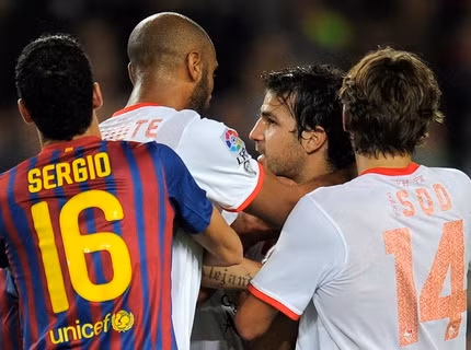 Fabregas và Kanoute ẩu đả trong những phút cuối trận