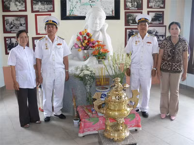 Ông Vũ Đăng Khoa (đứng bên trái) tại Bệnh xá Đặng Thùy Trâm ở Đức Phổ-Quảng Ngãi. Những năm chiến tranh, nhiều chiến sĩ Đoàn tàu không số đã được cứu chữa tại bệnh xá này.