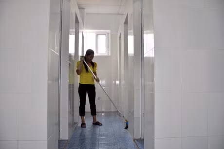 Nhà vệ sinh học sinh luôn được các chị lao công dọn vệ sinh hàng ngày.