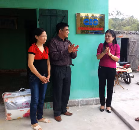 Đại diện lãnh đạo Tỉnh Đoàn và Tập đoàn Đầu tư Quảng Ninh khánh thành nhà cho gia đình chị Tính