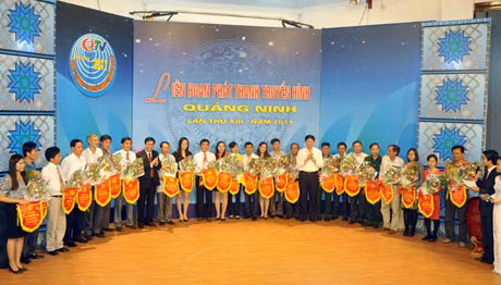 Ban tổ chức trao cờ lưu niệm cho các đơn vị tham gia Liên hoan.