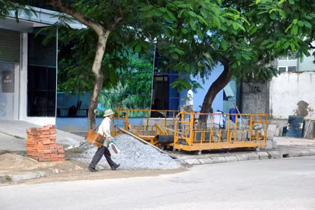 Với việc mở rộng “Đề án khu dân cư văn hóa ATGT” sẽ góp phần giảm tình trạng lấn chiếm lòng đường, vỉa hè. (Ảnh chụp trên đường Lê Thánh Tông, TP Hạ Long). Ảnh: Nghĩa Hiếu
