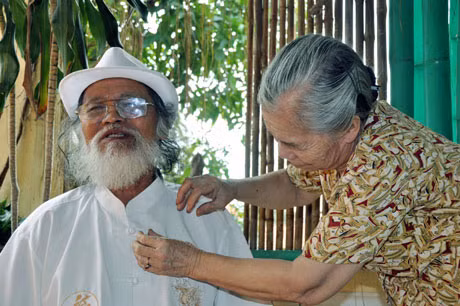Đi qua bao thăng trầm của cuộc đời, bên ông Lãng luôn có người vợ hiền động viên, chia sẻ...