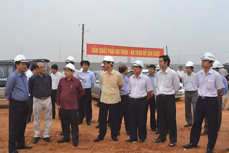 Bộ trưởng Đinh La Thăng khảo sát hiện trường nhà ga T2. Ảnh: MT.