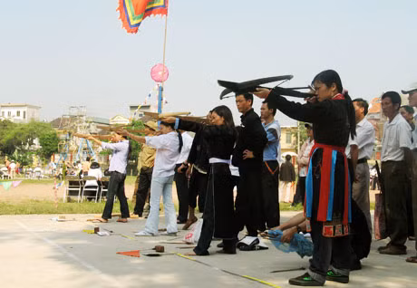 Thi đấu bắn nỏ tại Hội thi Văn hóa, thể thao các dân tộc tỉnh Quảng Ninh năm 2010.