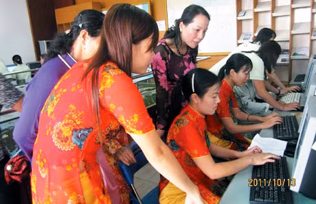 Cán bộ, hội viên Hội LHPN tỉnh tham gia bầu chọn cho Vịnh Hạ Long.