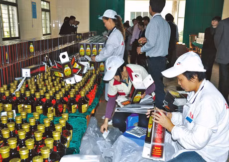 Xưởng sản xuất rượu của một doanh nghiệp tư nhân ở xã Kiến Thành, huyện Hợp Phổ, Quảng Tây (Trung Quốc). Ảnh: Trần Minh