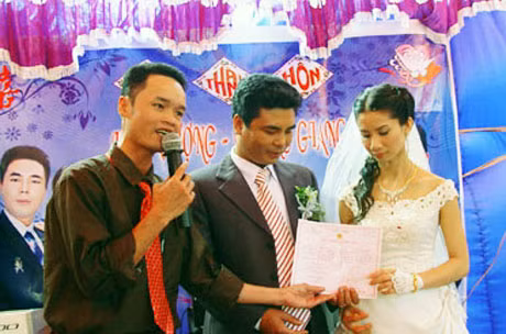Tổ chức cưới theo nếp sống mới đang được đông đảo thanh niên hưởng ứng. Trong ảnh: Trao giấy đăng ký kết hôn tại lễ cưới.