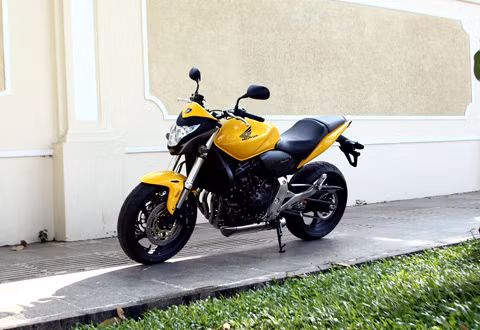 Honda Hornet 600 ABS 2011 trên đường phố Sài Gòn.