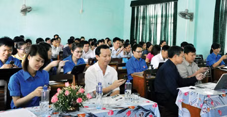 Cán bộ, giảng viên, nhân viên và học viên Trường Chính trị Nguyễn Văn Cừ bầu chọn cho Vịnh Hạ Long. Ảnh: THU NGUYÊN