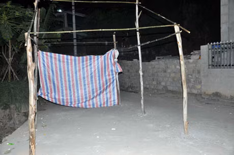Những gia đình không có điều kiện dựng lều gần đó để ở