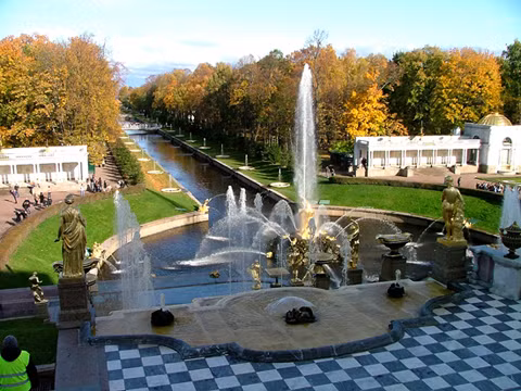 Đài phun nước trong vườn Cung điện mùa hè tại TP St. Petersburg.