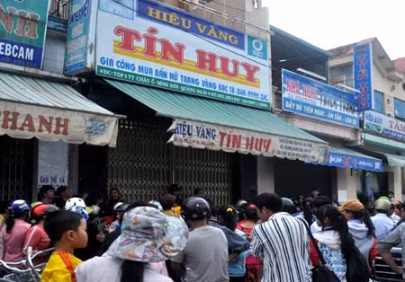 Hàng trăm người tụ tập trước hiệu vàng Tín Huy khi có thông tin bà chủ tiệm dựng hiện trường giả bị thôi miên cướp vàng để chạy nợ.